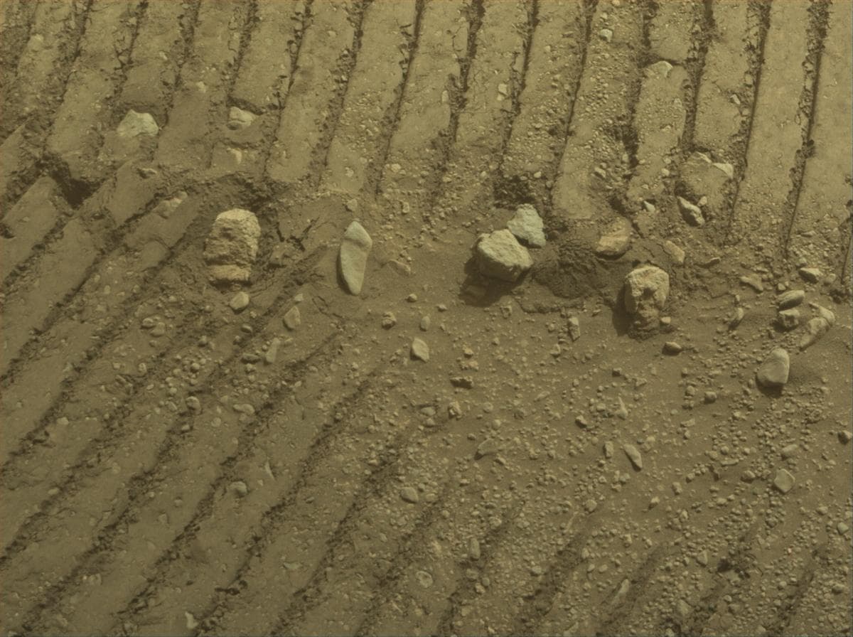 Foto de Marte da câmera FRONT_HAZCAM_RIGHT_A