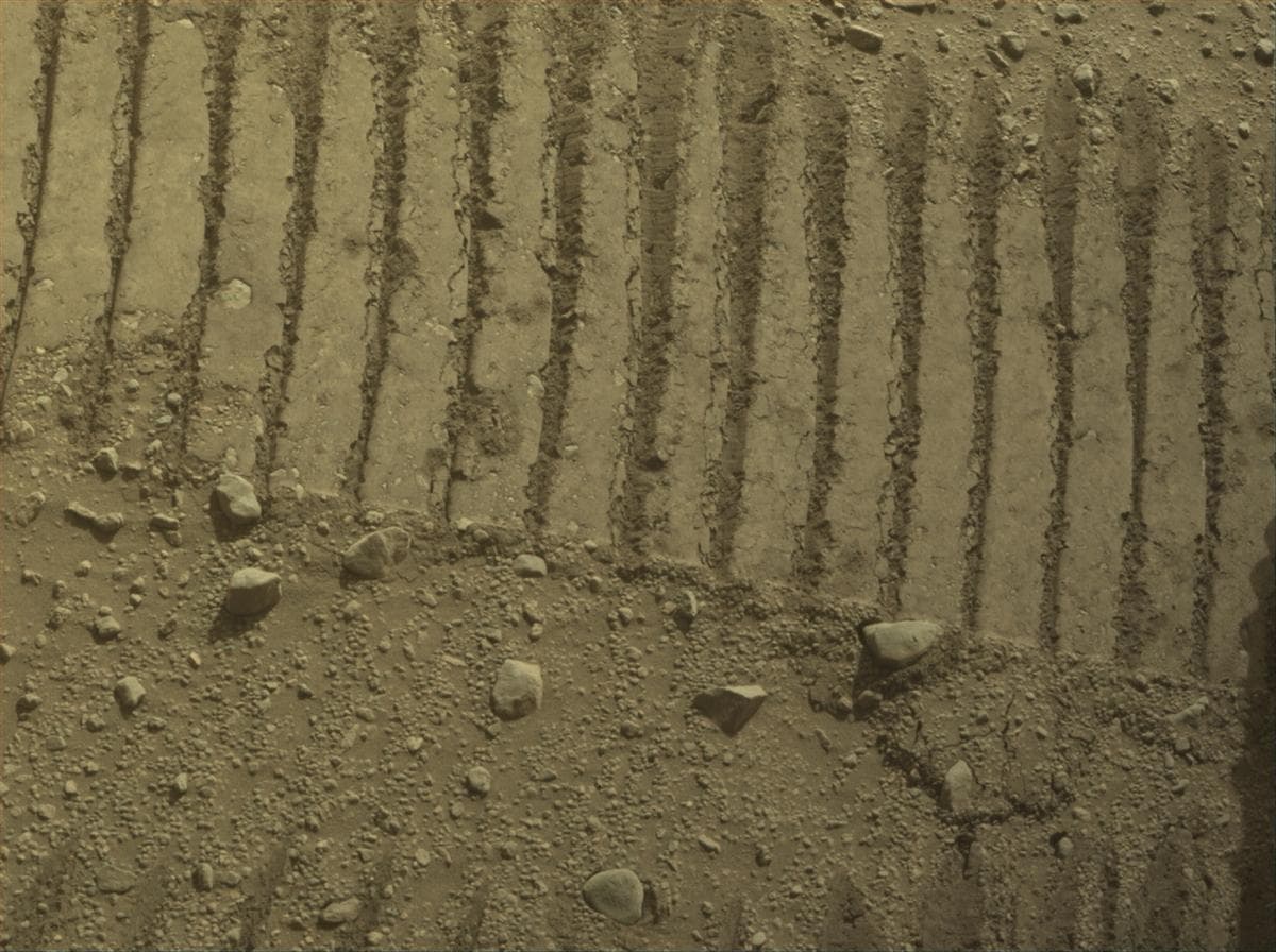 Foto de Marte da câmera FRONT_HAZCAM_RIGHT_A