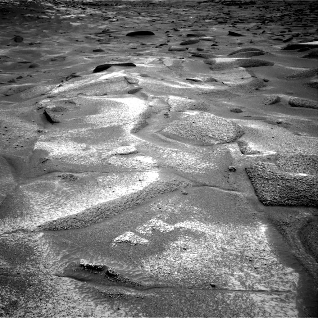Mars image captured by NAV_RIGHT_B on Curiosity