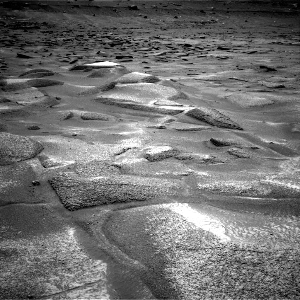 Mars image captured by NAV_RIGHT_B on Curiosity