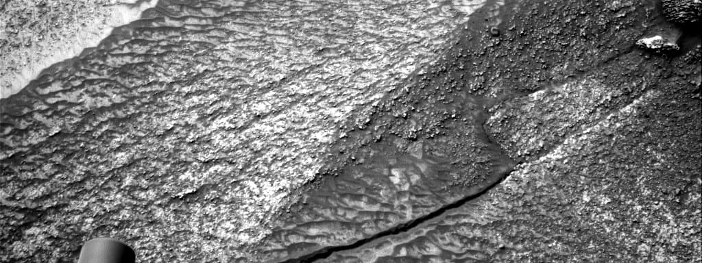 Mars image captured by NAV_RIGHT_B on Curiosity