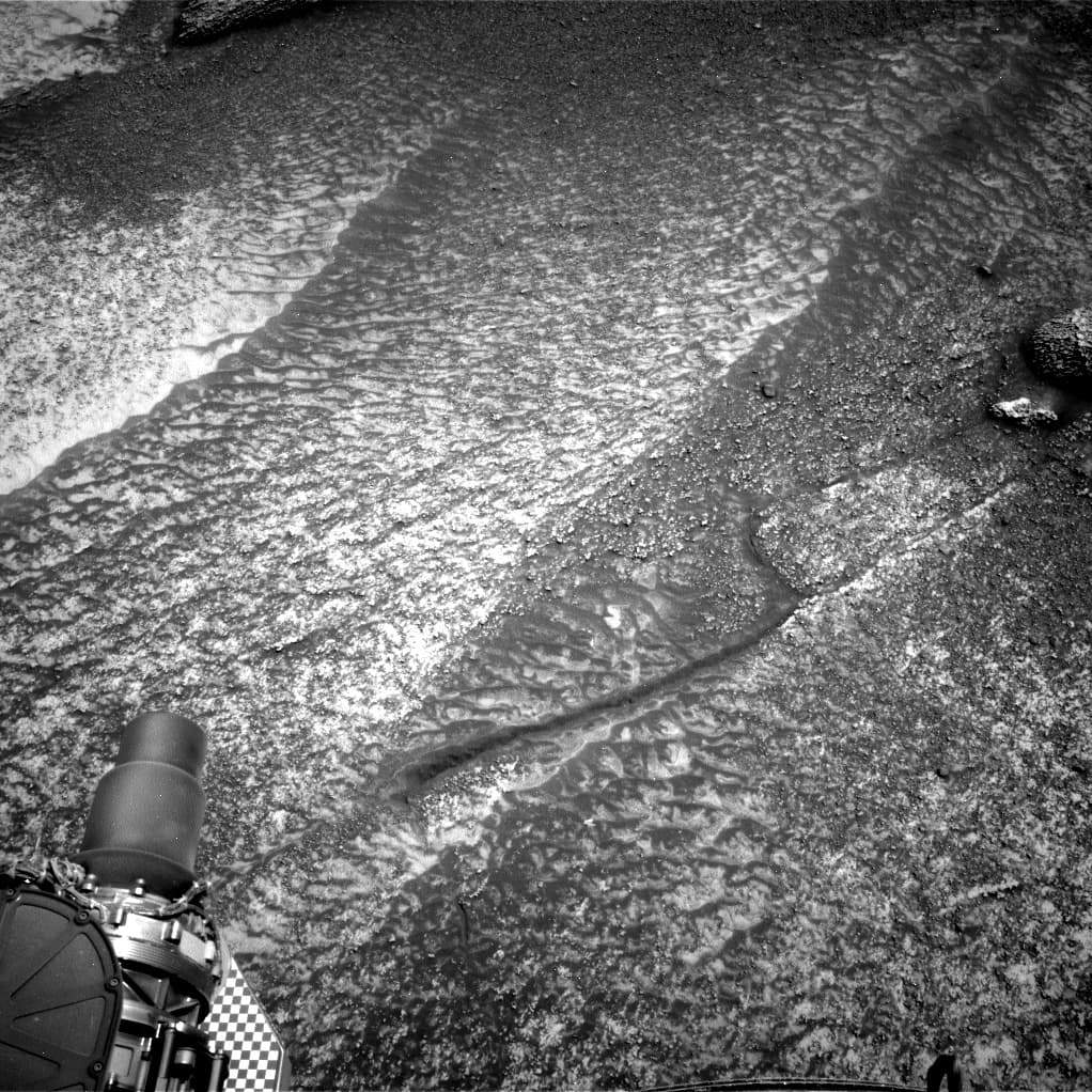 Mars image captured by NAV_RIGHT_B on Curiosity