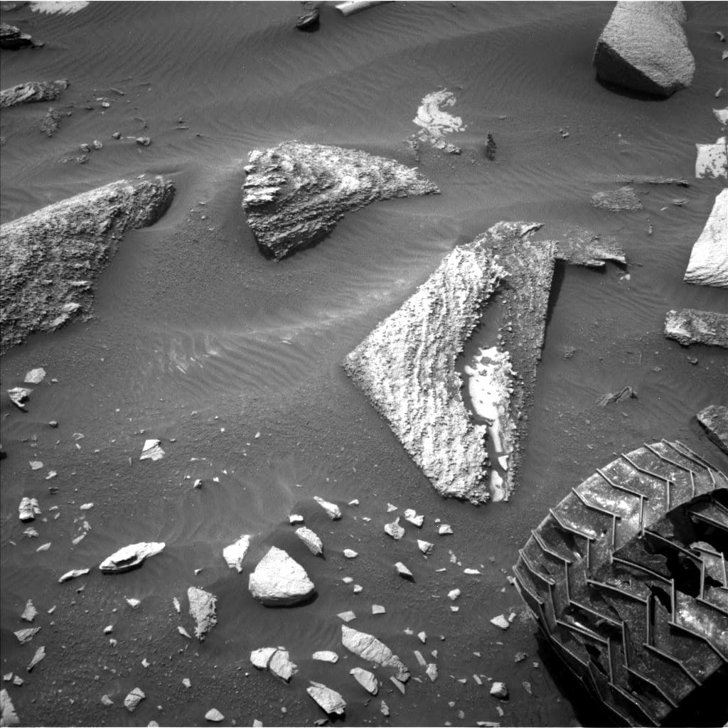 Mars image captured by NAV_LEFT_B on Curiosity