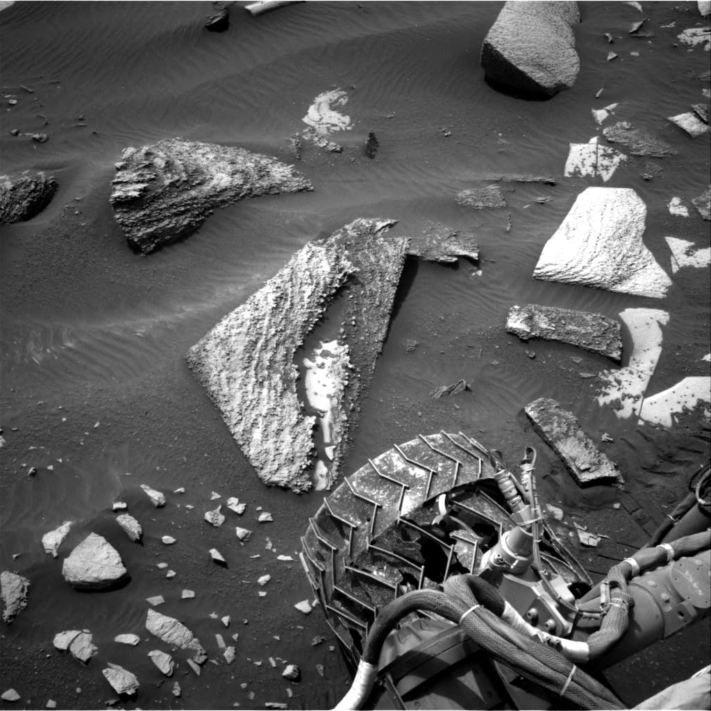 Mars image captured by NAV_RIGHT_B on Curiosity
