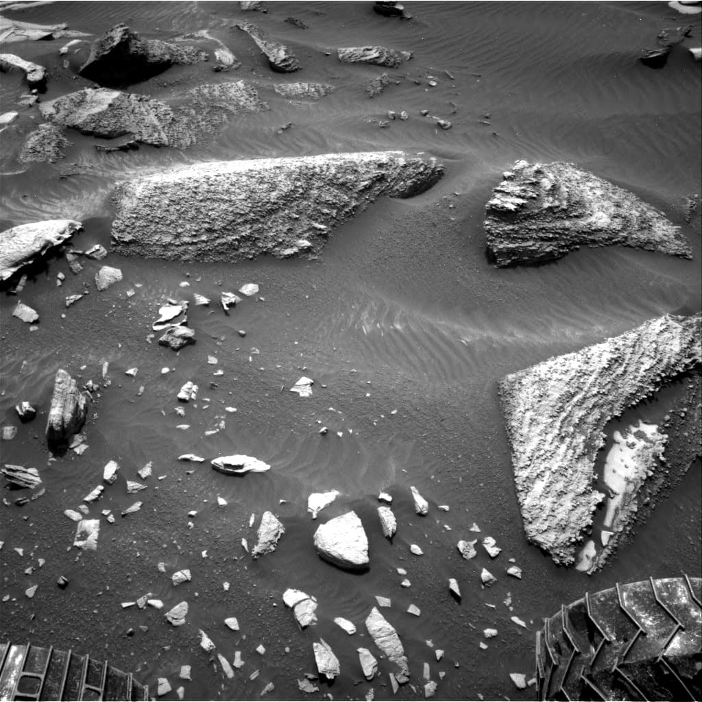 Mars image captured by NAV_RIGHT_B on Curiosity