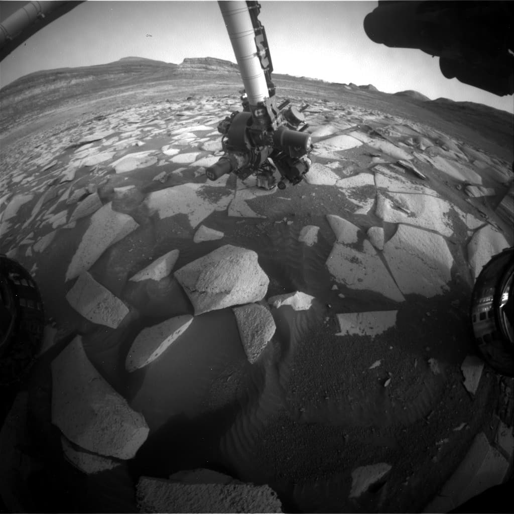 Mars image captured by FHAZ_RIGHT_B on Curiosity