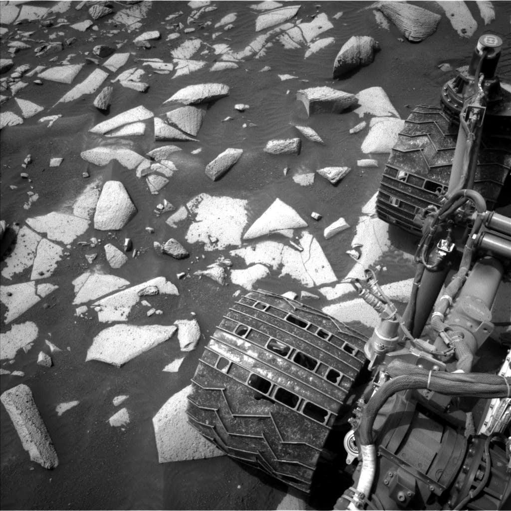 Mars image captured by NAV_LEFT_B on Curiosity
