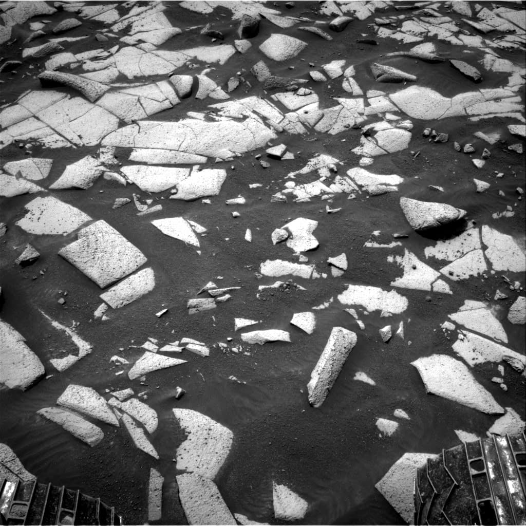 Mars image captured by NAV_RIGHT_B on Curiosity