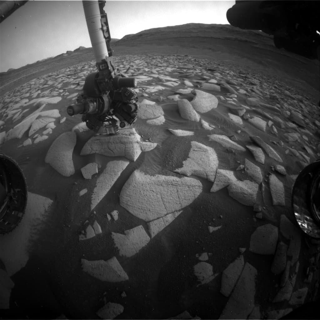 Mars image captured by FHAZ_RIGHT_B on Curiosity