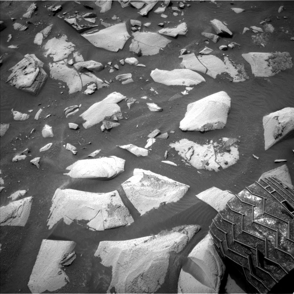 Mars image captured by NAV_LEFT_B on Curiosity