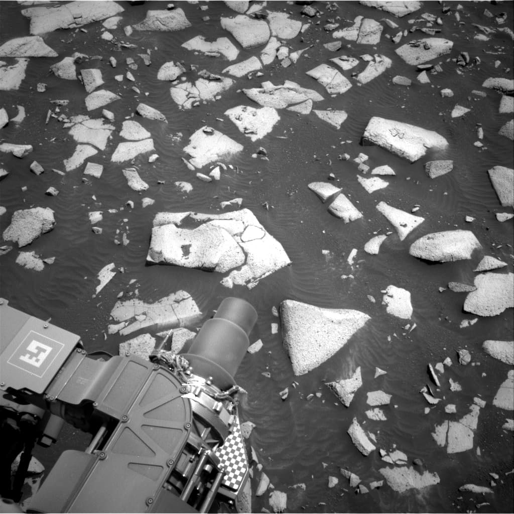 Mars image captured by NAV_RIGHT_B on Curiosity