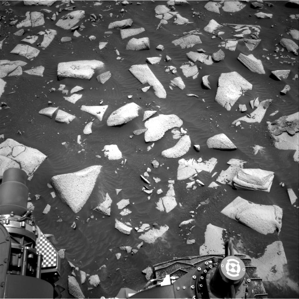 Mars image captured by NAV_RIGHT_B on Curiosity