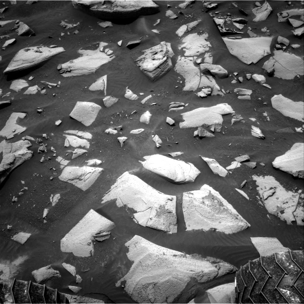 Mars image captured by NAV_RIGHT_B on Curiosity