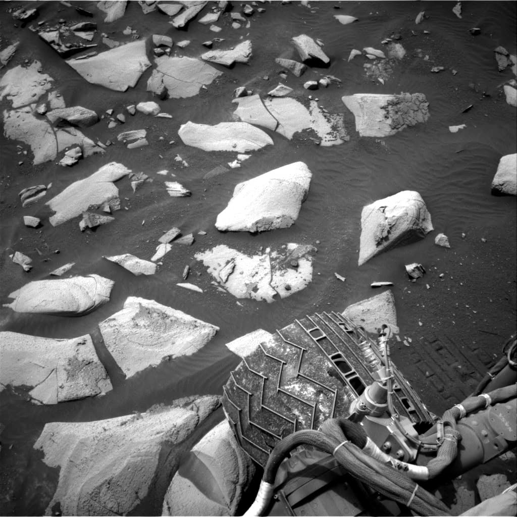 Mars image captured by NAV_RIGHT_B on Curiosity