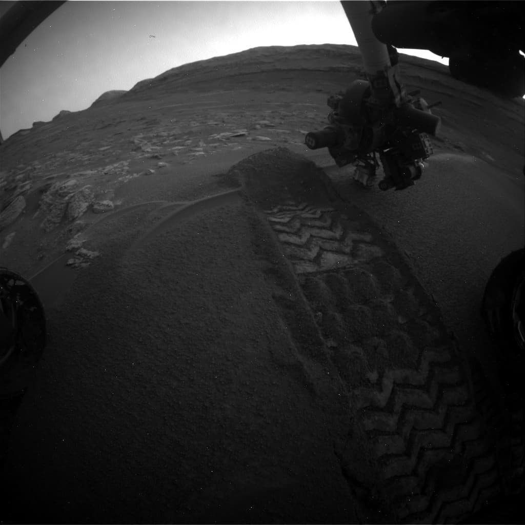 Mars image captured by FHAZ_RIGHT_B on Curiosity
