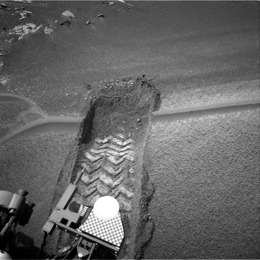 Mars image captured by NAV_RIGHT_B on Curiosity