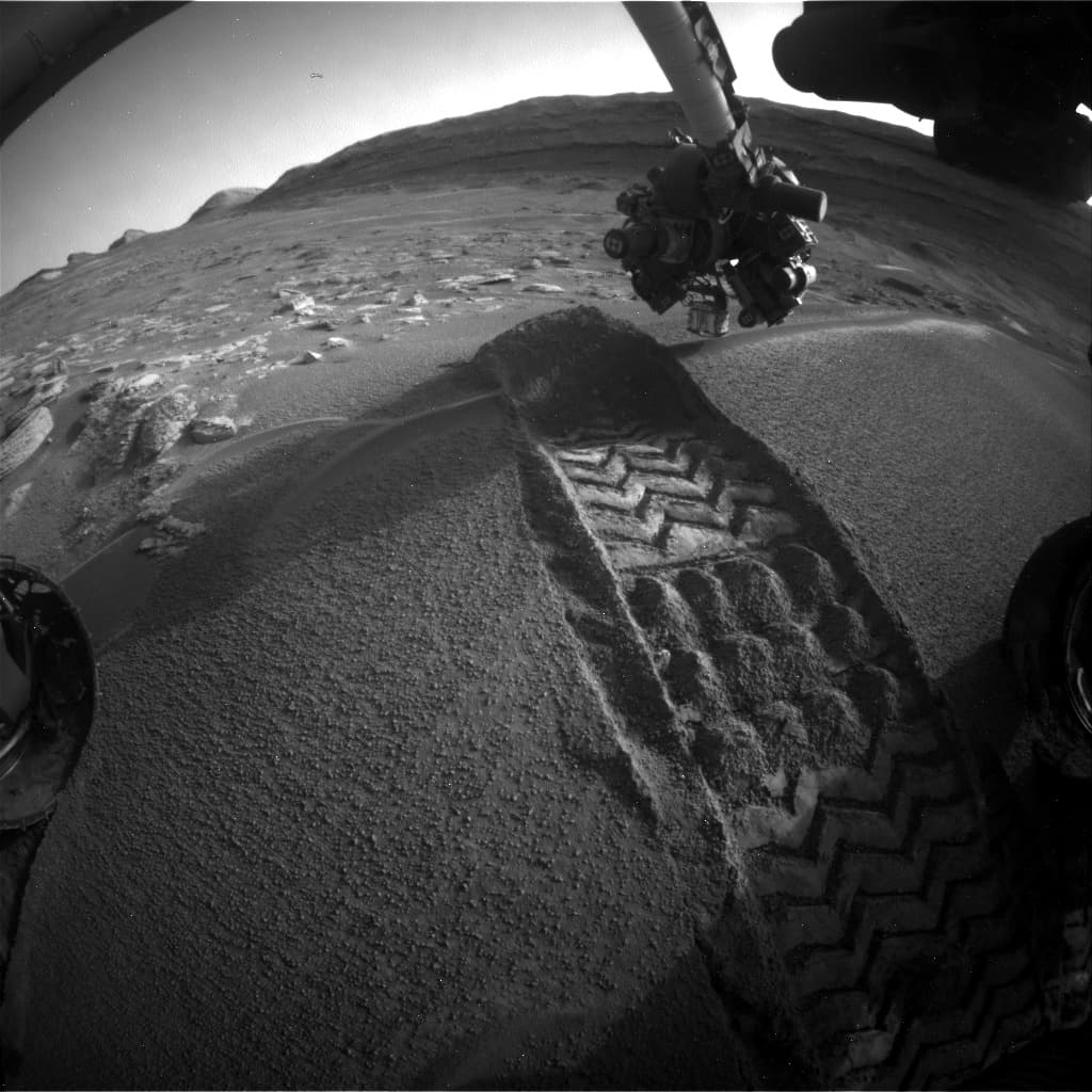 Mars image captured by FHAZ_RIGHT_B on Curiosity