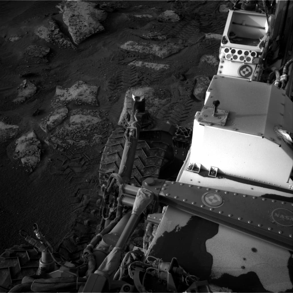 Mars image captured by NAV_RIGHT_B on Curiosity