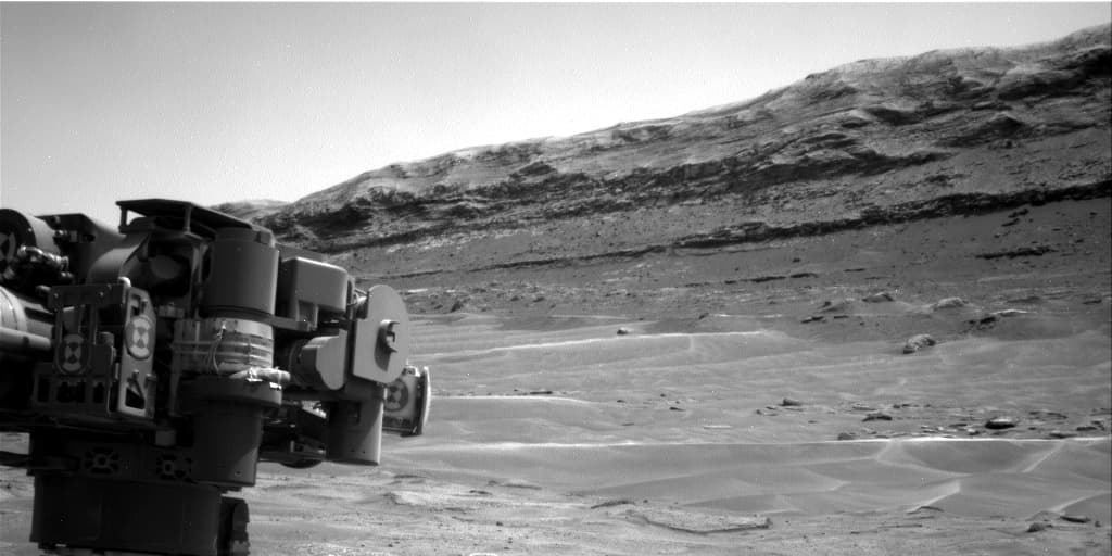 Mars image captured by NAV_RIGHT_B on Curiosity