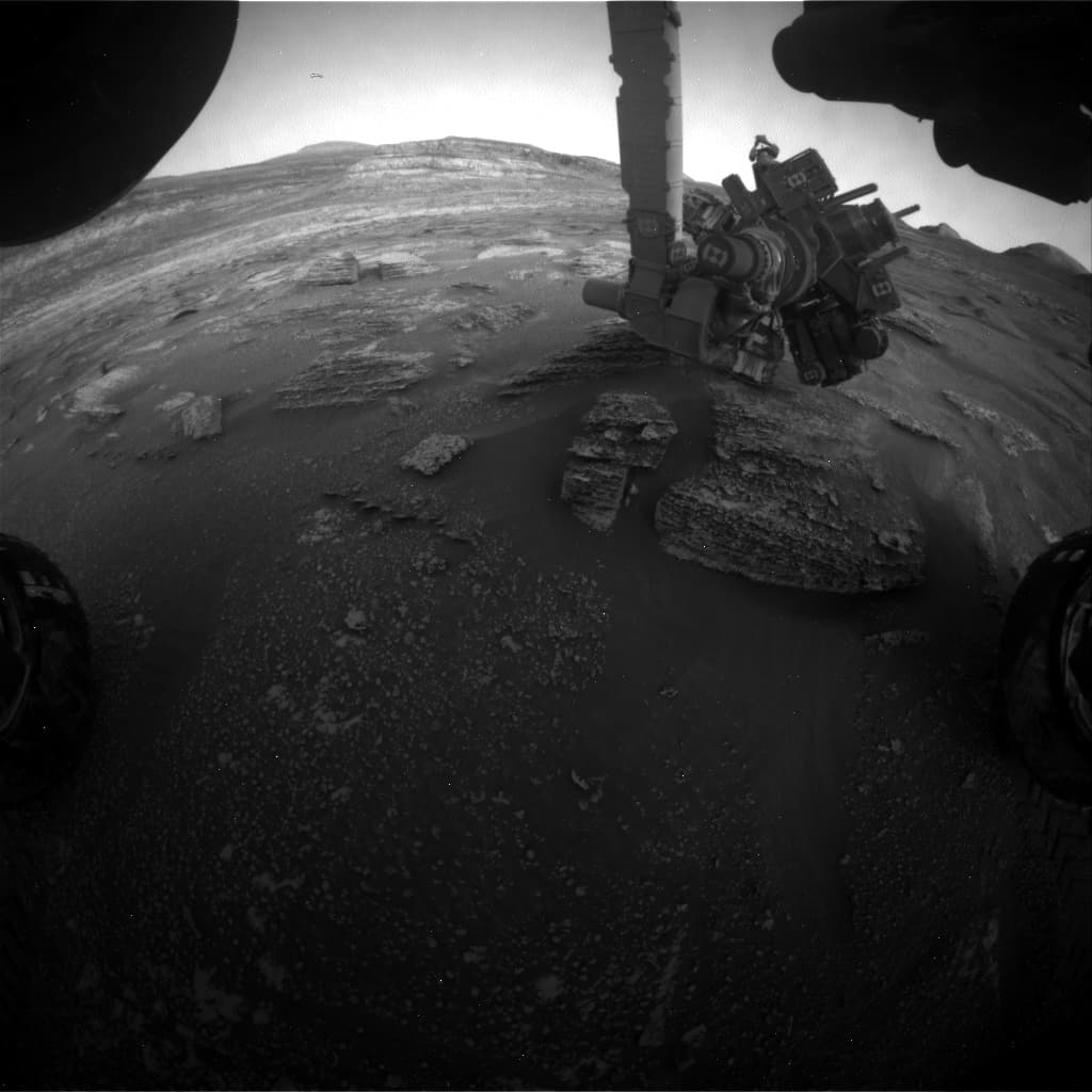 Mars image captured by FHAZ_RIGHT_B on Curiosity