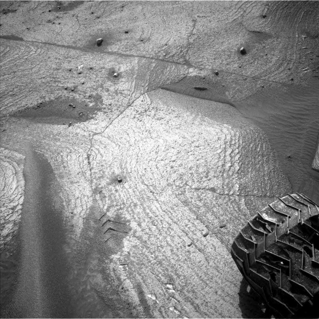Mars image captured by NAV_LEFT_B on Curiosity
