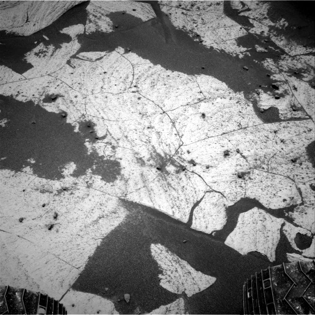 Mars image captured by NAV_RIGHT_B on Curiosity