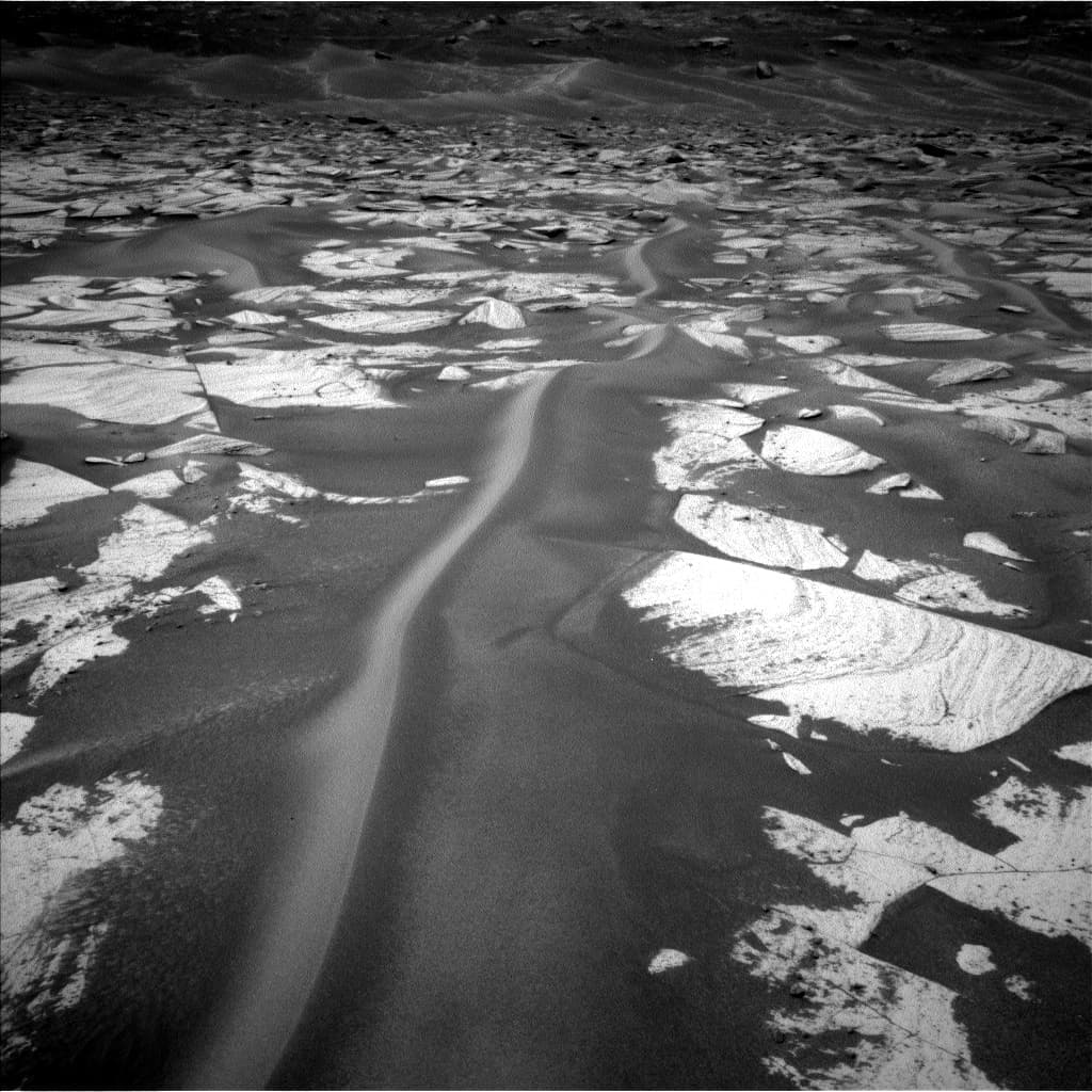 Mars image captured by NAV_LEFT_B on Curiosity