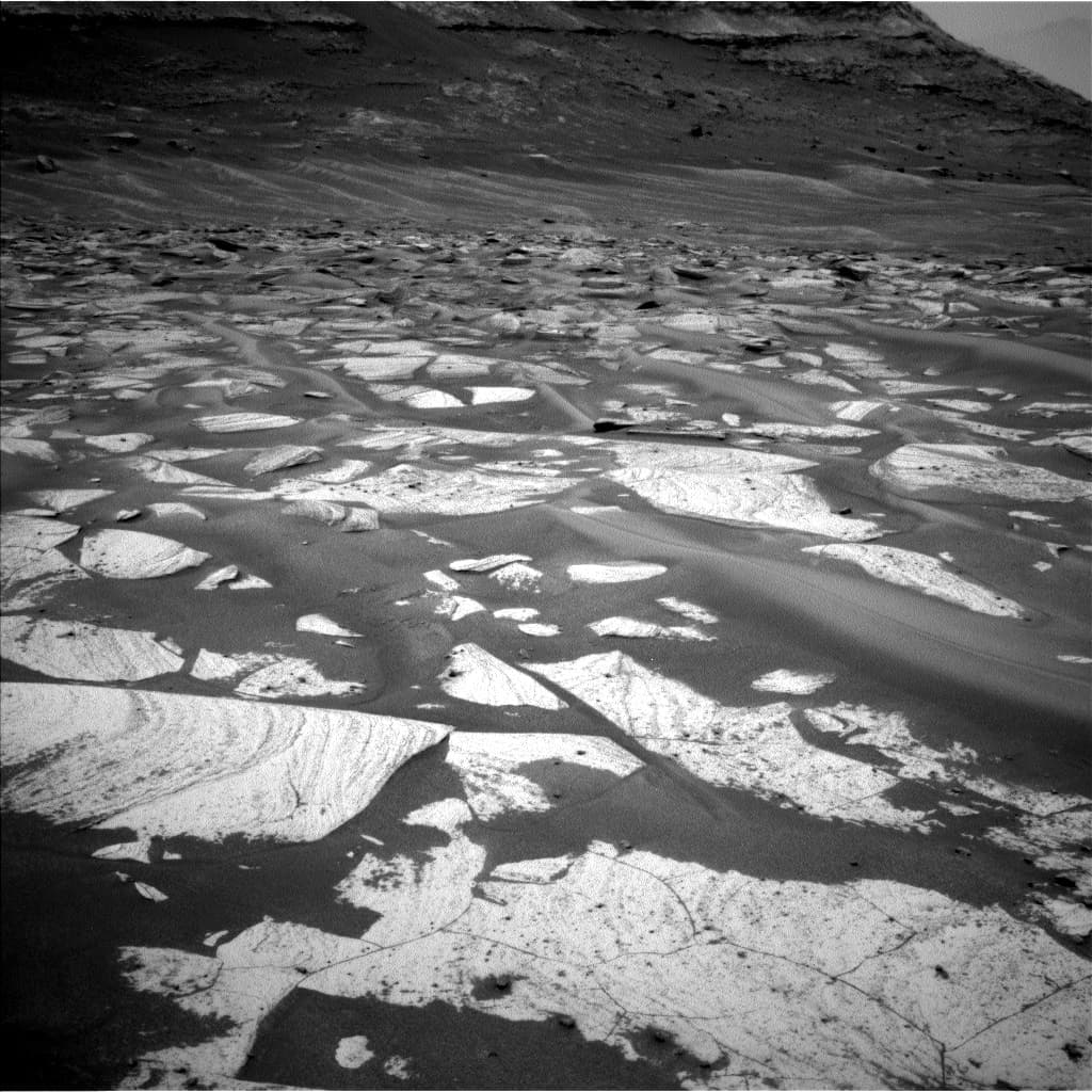Mars image captured by NAV_LEFT_B on Curiosity