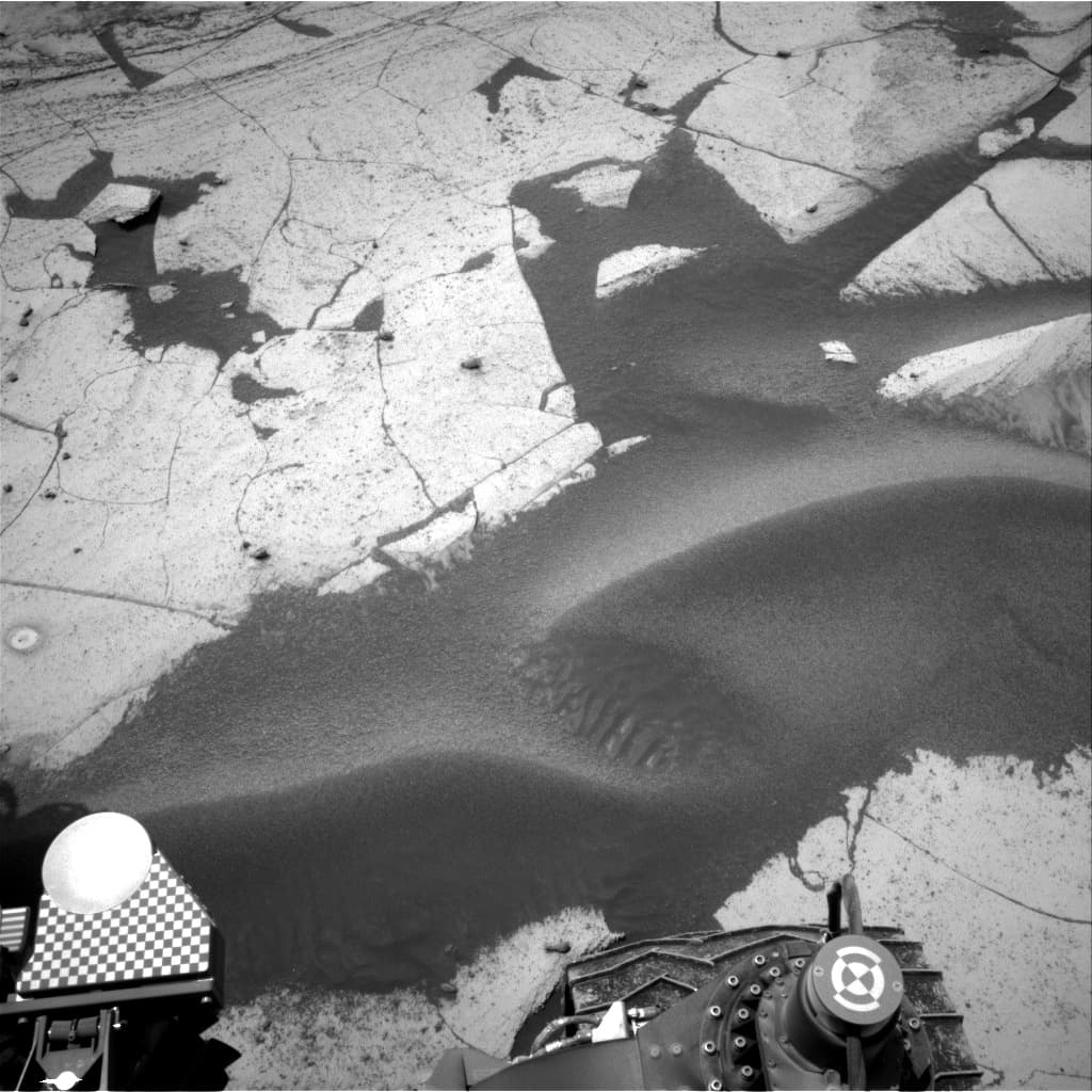 Mars image captured by NAV_RIGHT_B on Curiosity