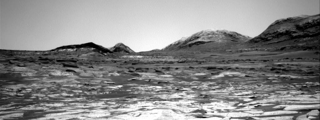 Mars image captured by NAV_RIGHT_B on Curiosity