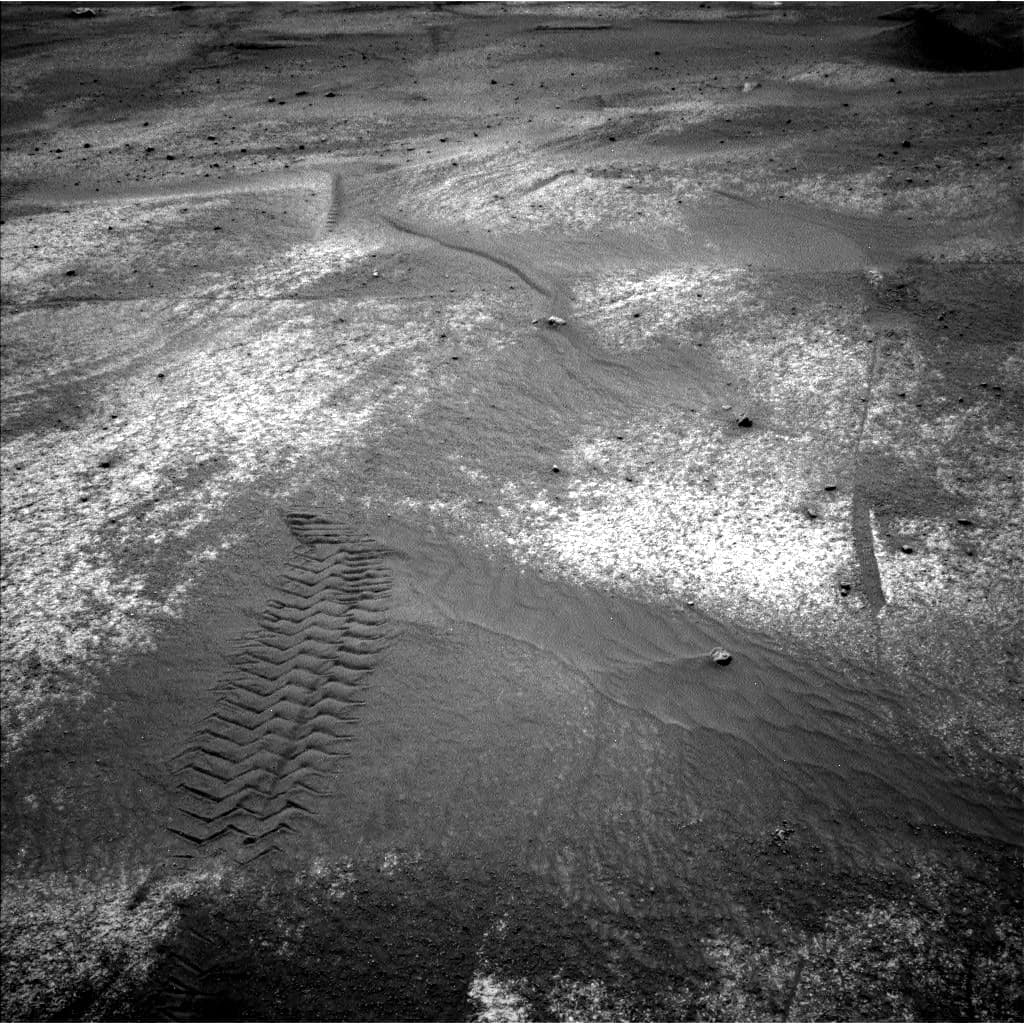 Mars image captured by NAV_LEFT_B on Curiosity