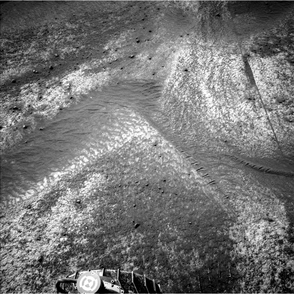Mars image captured by NAV_LEFT_B on Curiosity