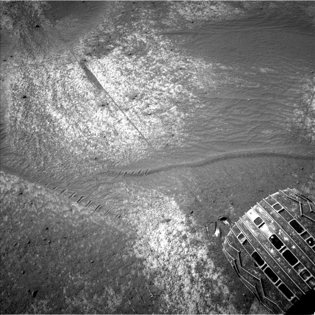 Mars image captured by NAV_LEFT_B on Curiosity