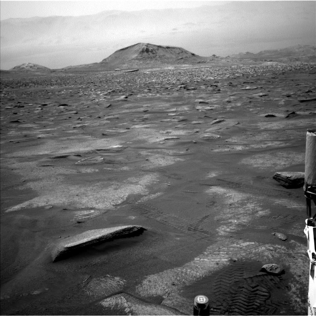 Mars image captured by NAV_LEFT_B on Curiosity