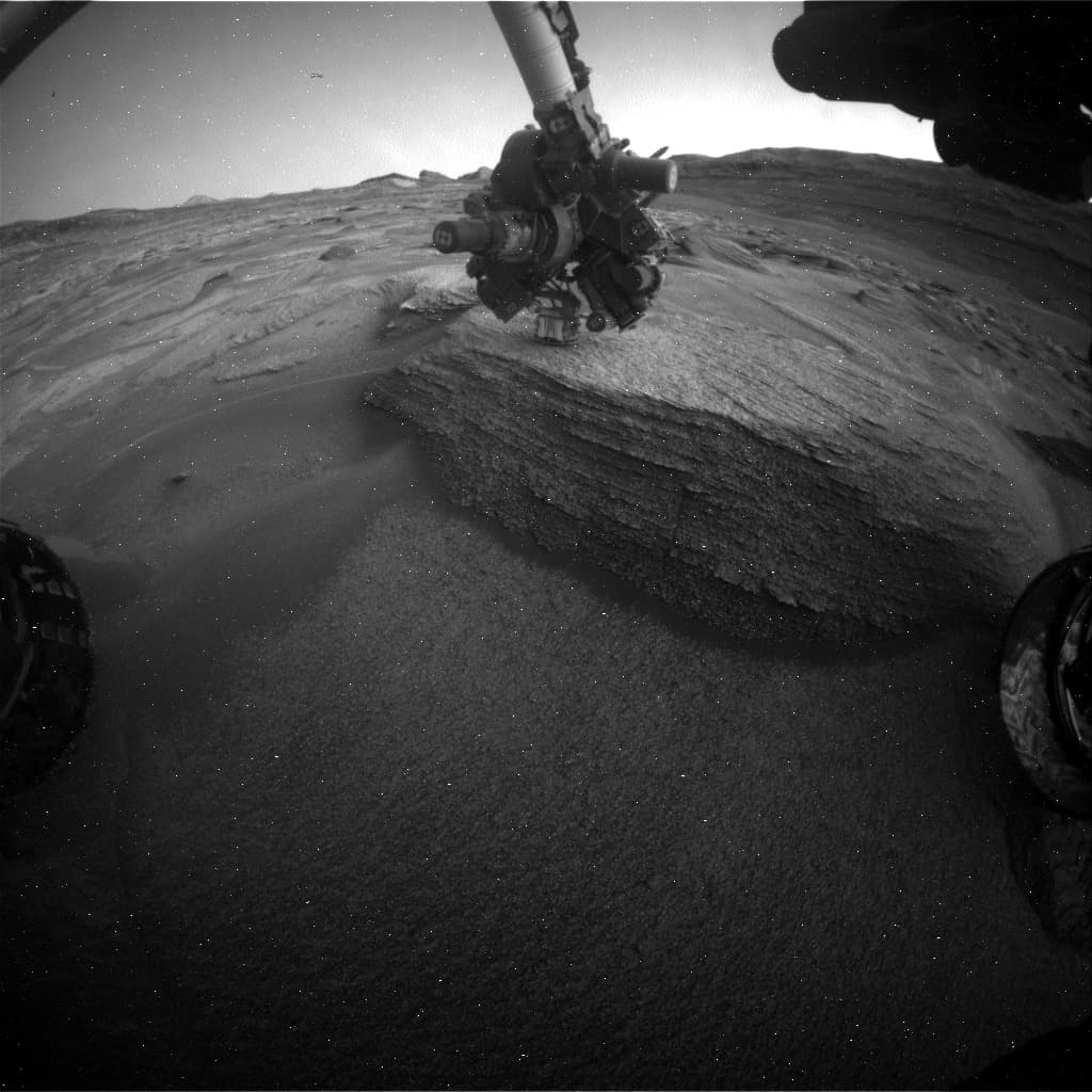 Mars image captured by FHAZ_RIGHT_B on Curiosity