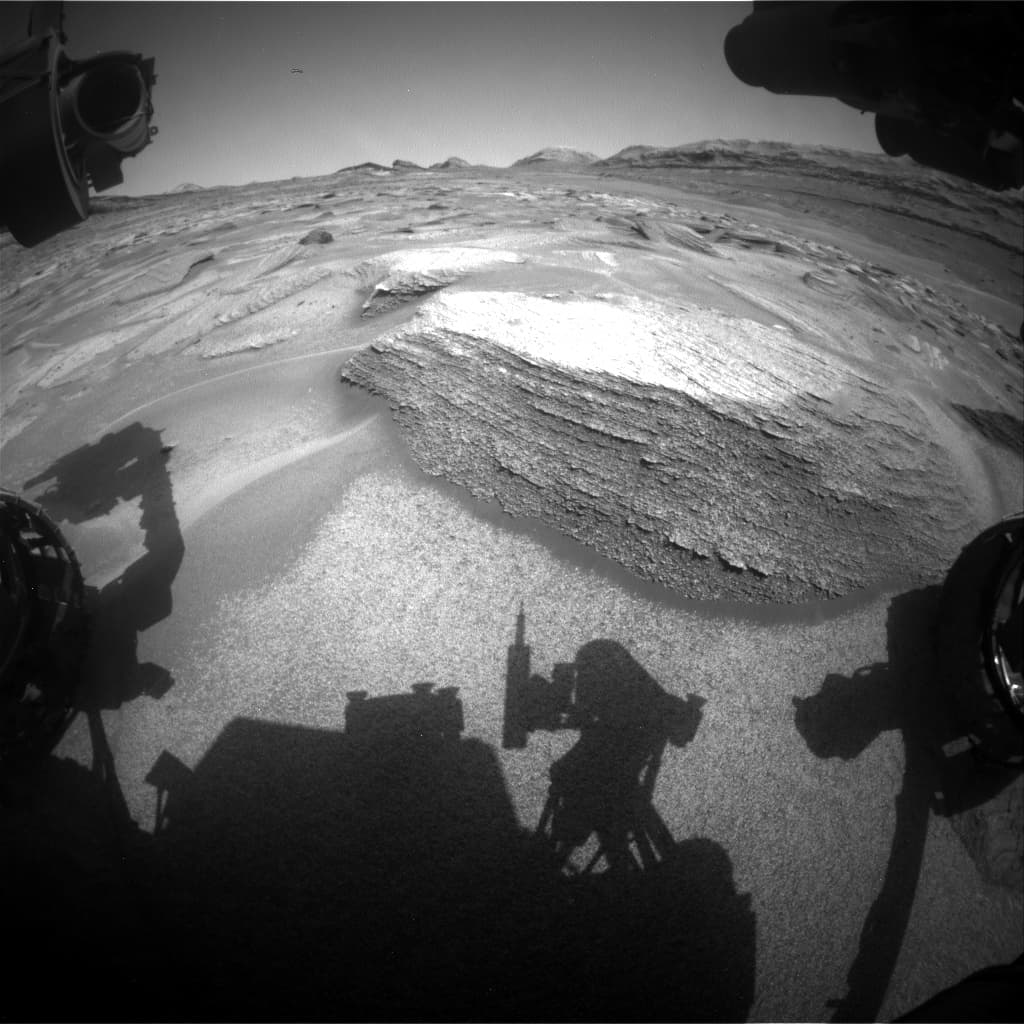 Mars image captured by FHAZ_RIGHT_B on Curiosity