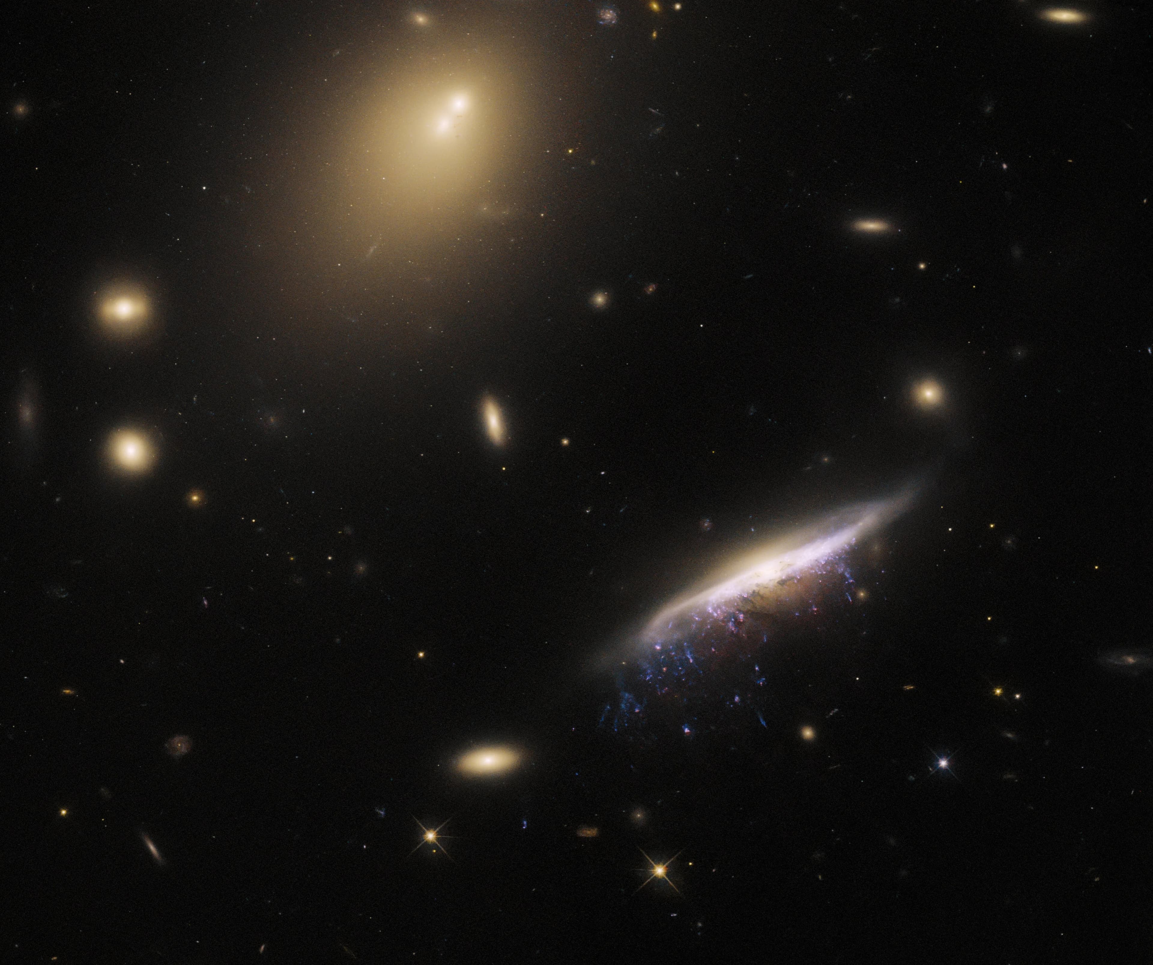 Hubble Snaps a Galactic Jellyfish