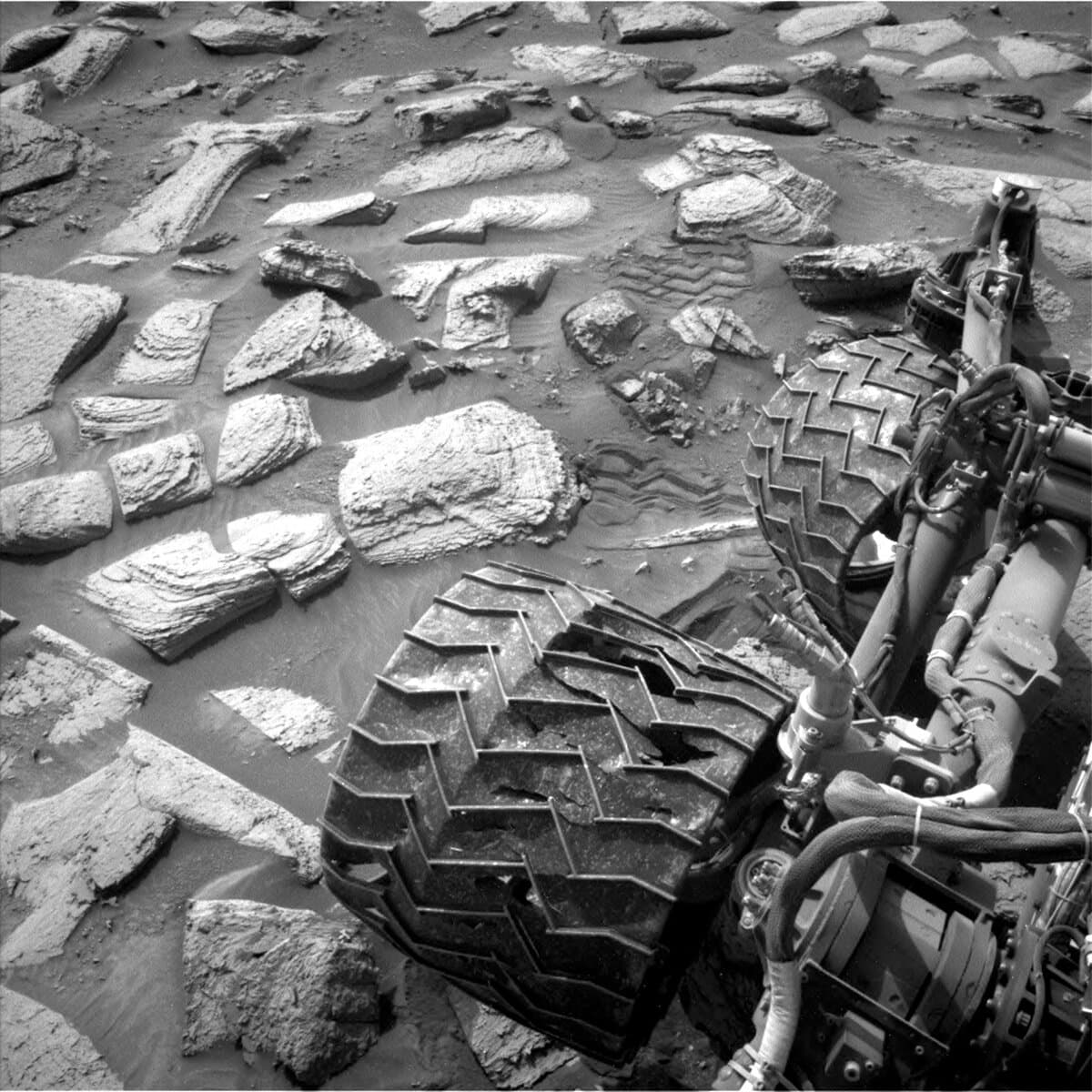 Sols 4041-4042: Rocker-Bogie Around the Marsmas Sea