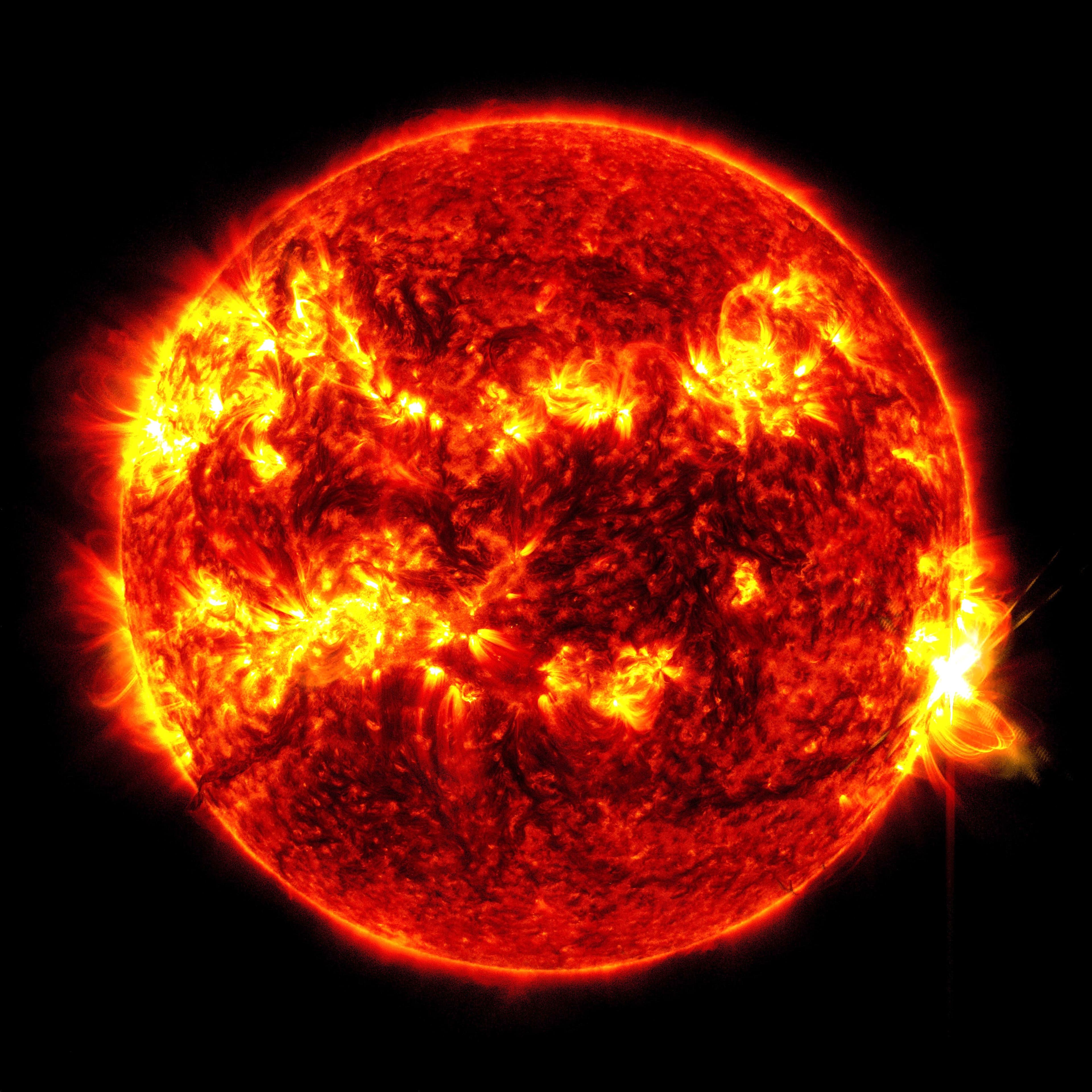 Strong Solar Flare Erupts from Sun