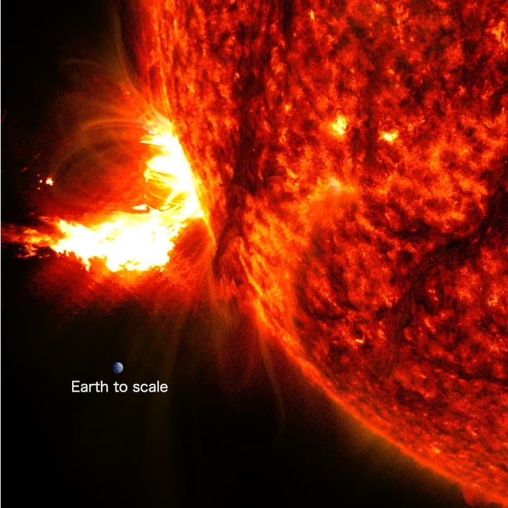 Strong Solar Flare Erupts from Sun