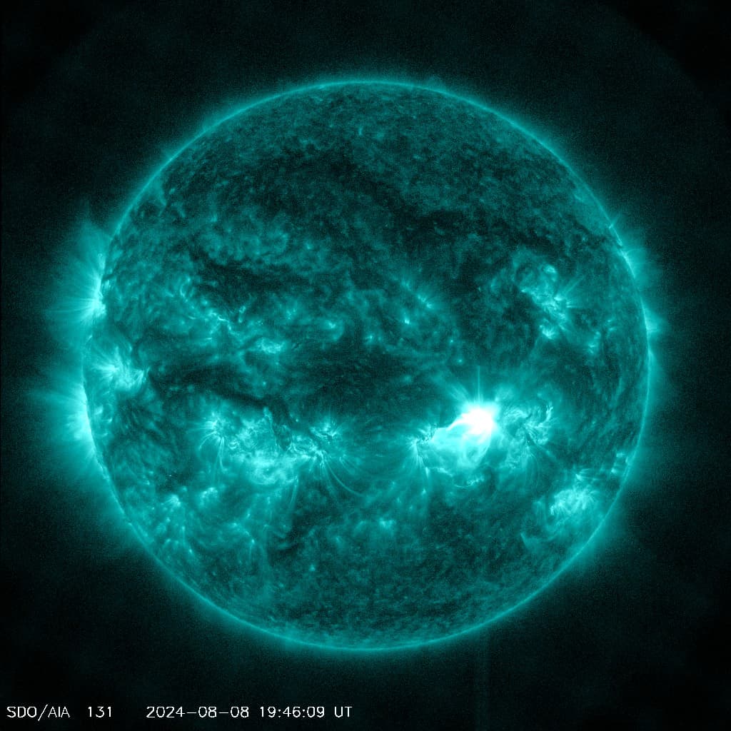 Strong Solar Flare Erupts from Sun