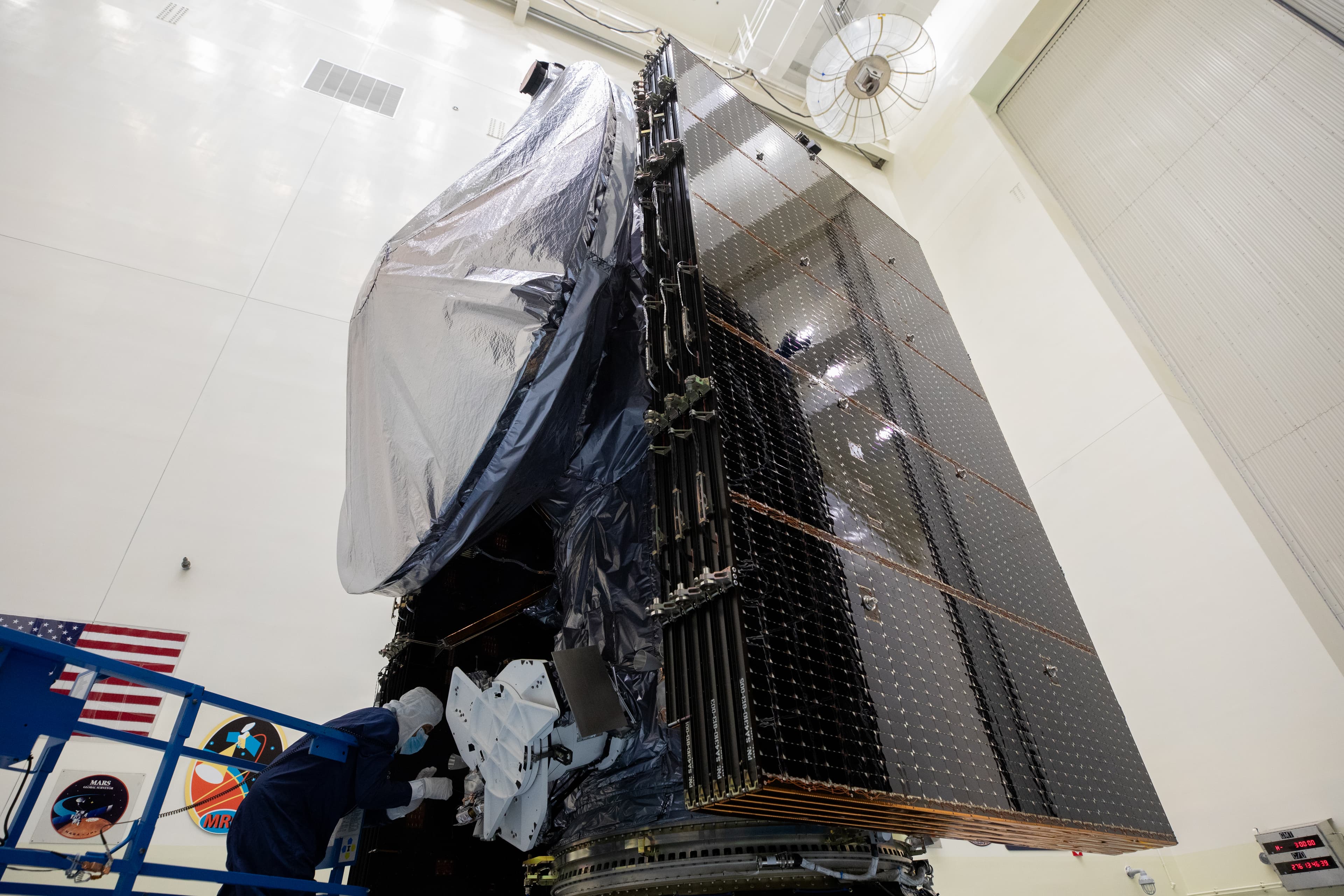 NASA’s Europa Clipper Mated to Payload Adapter, Encapsulated