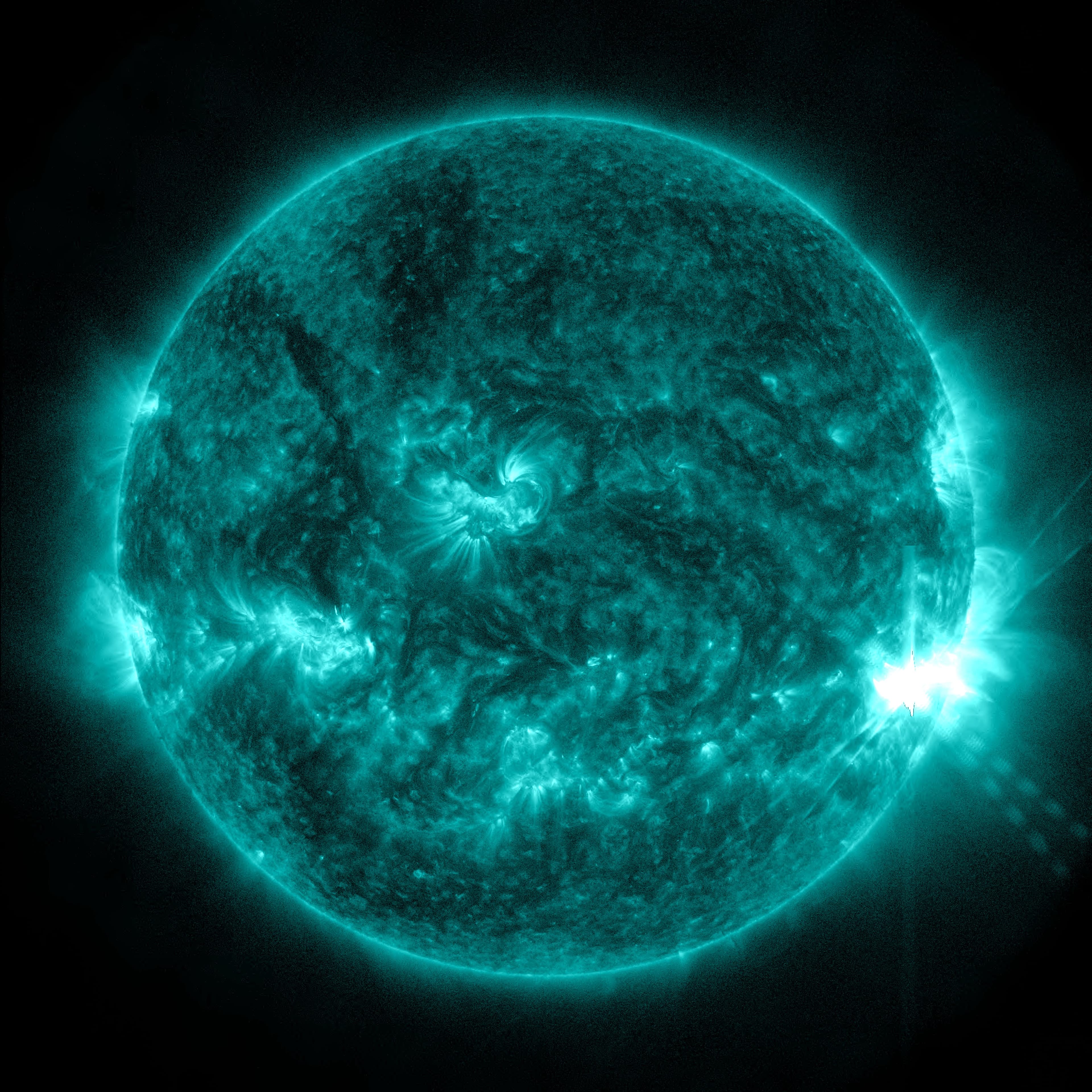 Strong Solar Flare Erupts from Sun