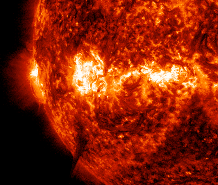 Strong Solar Flare Erupts From Sun