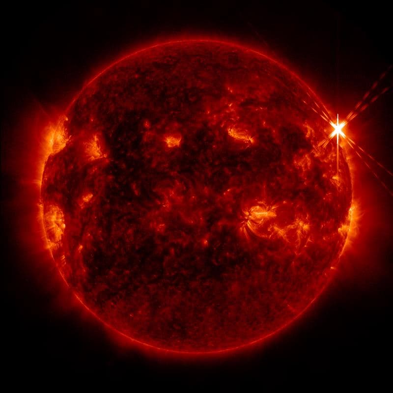 Strong Solar Flare Erupts From Sun